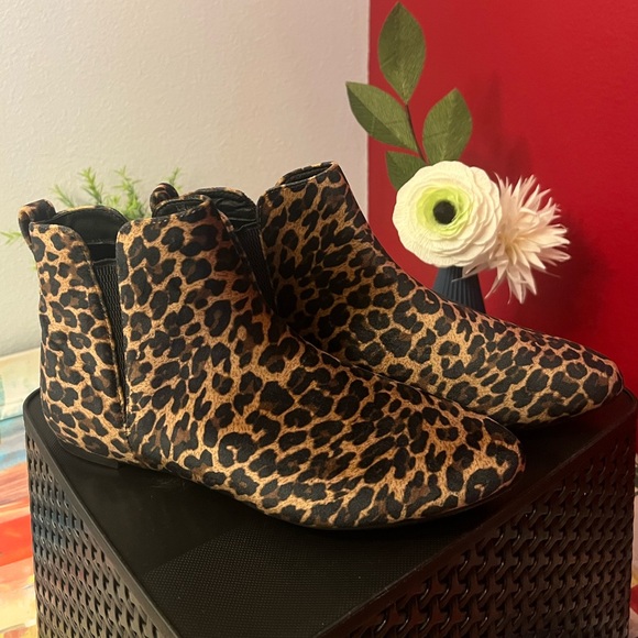 Born- Beautiful & Sleek Leopard Print Booties NWT 8.5 - Picture 5 of 12